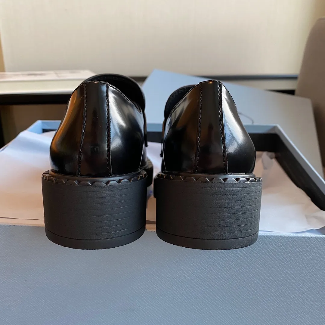 👟👟Ex-factory price 480👟👟 PRADA Prada's 2021 spring and summer upgraded version of the triangular logo Loaf slippers. Compared with last year's old loafers, the triangle logo of this one has been changed to silver, and a gear print design has been added to the welt. It feels more delicate and fashionable! The thick-soled design can add a lot of height to your feet!  Purchase the original, disassemble and reproduce it to restore the authentic taste. The top purchasing version!  qThe upper is made of original open-edge beaded cowhide, which is super textured. The lining is made of top-grade mixed sheepskin. The ZP molded outsole is non-slip and wear-resistant. The code number is 35-41.